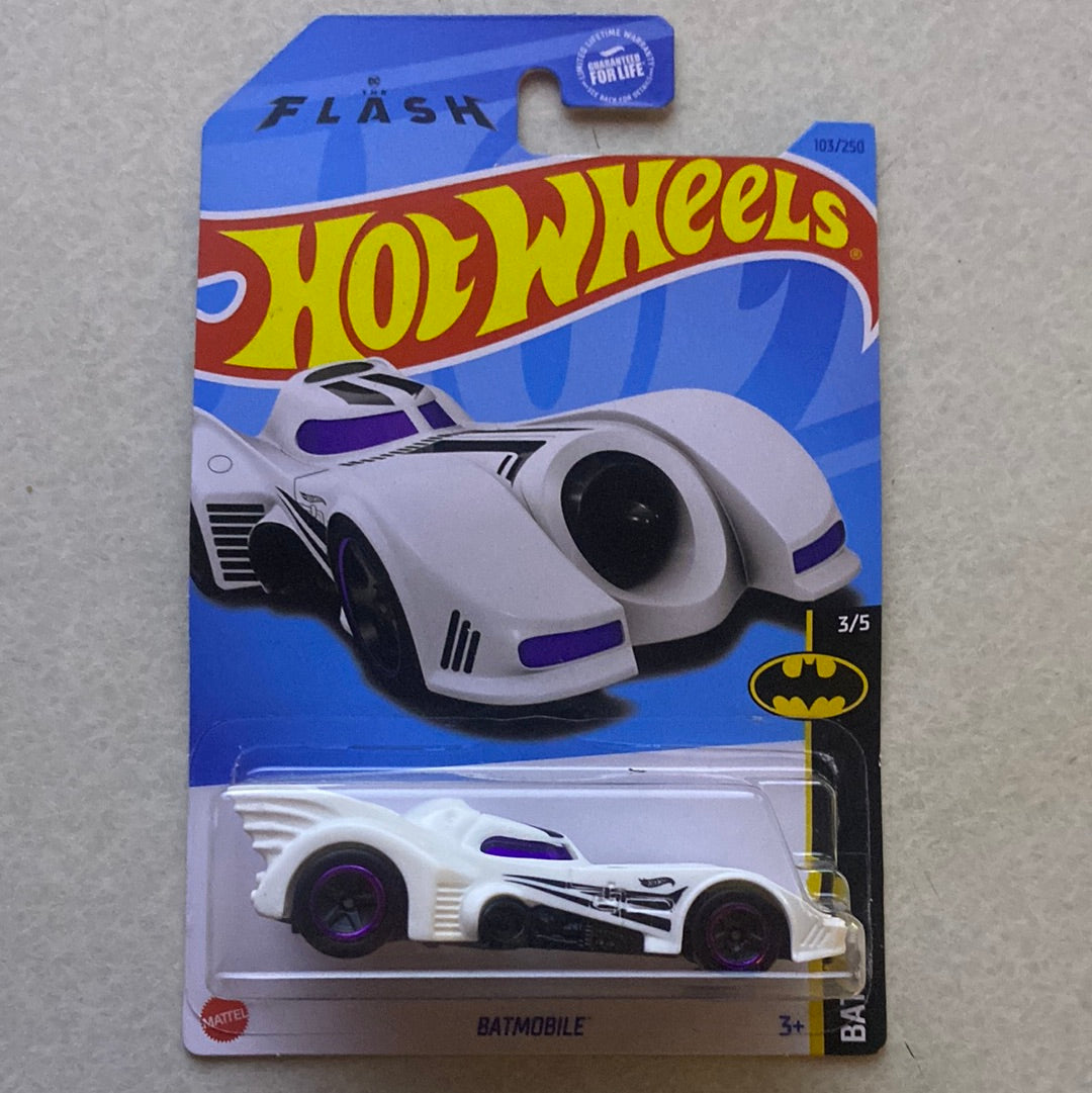 2021 Hot wheels The Flash Batman Batmobile 3/5 white