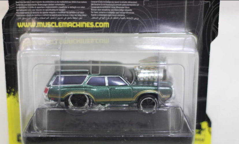 Muscle Machines 1970 Oldsmobile Vista Cruiser Diecast Car 1:64 Scale