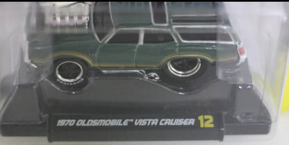 Muscle Machines 1970 Oldsmobile Vista Cruiser Diecast Car 1:64 Scale