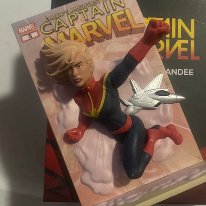 Loot Crate Captain Marvel 3d Comic Standee Statue 2019