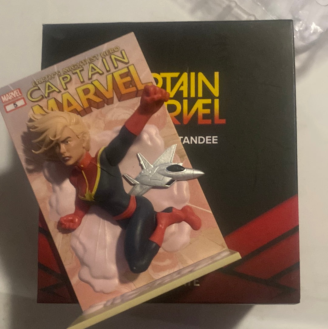 Loot Crate Captain Marvel 3d Comic Standee Statue 2019