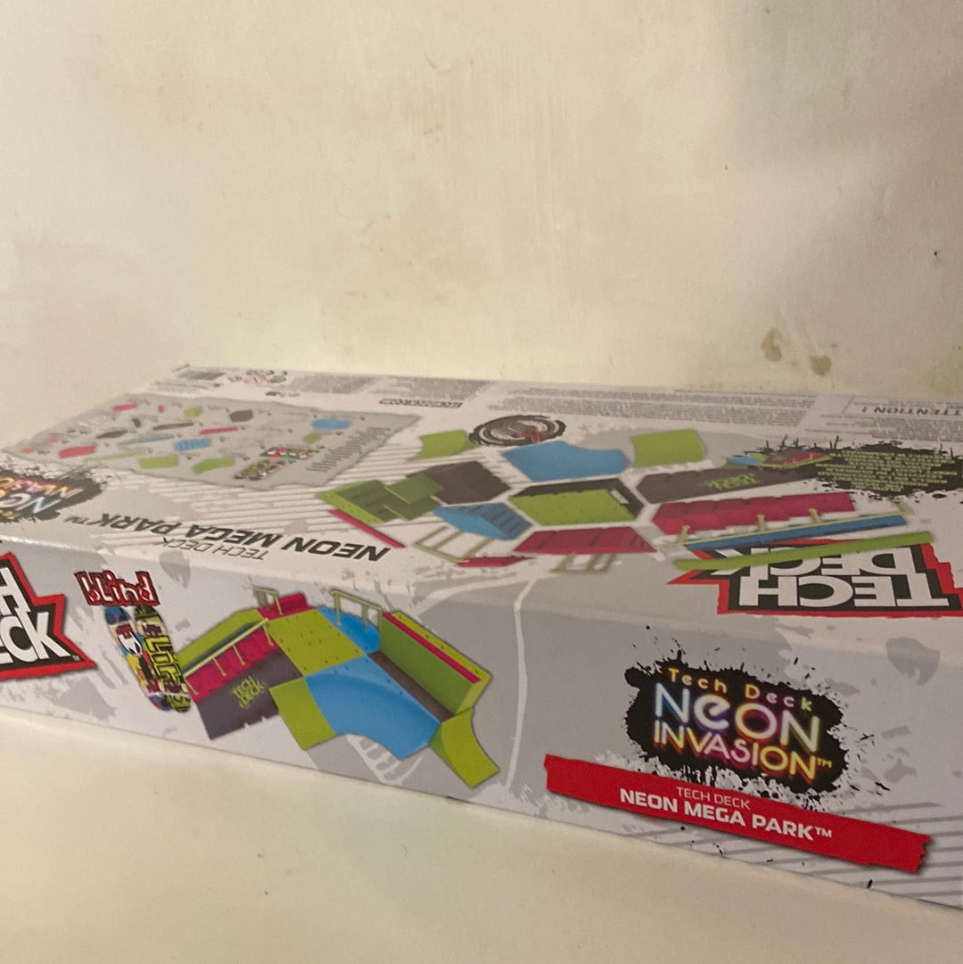 TECH DECK, Neon Mega Park X-Connect Creator, Glow-In-The-Dark Customizable Ramp